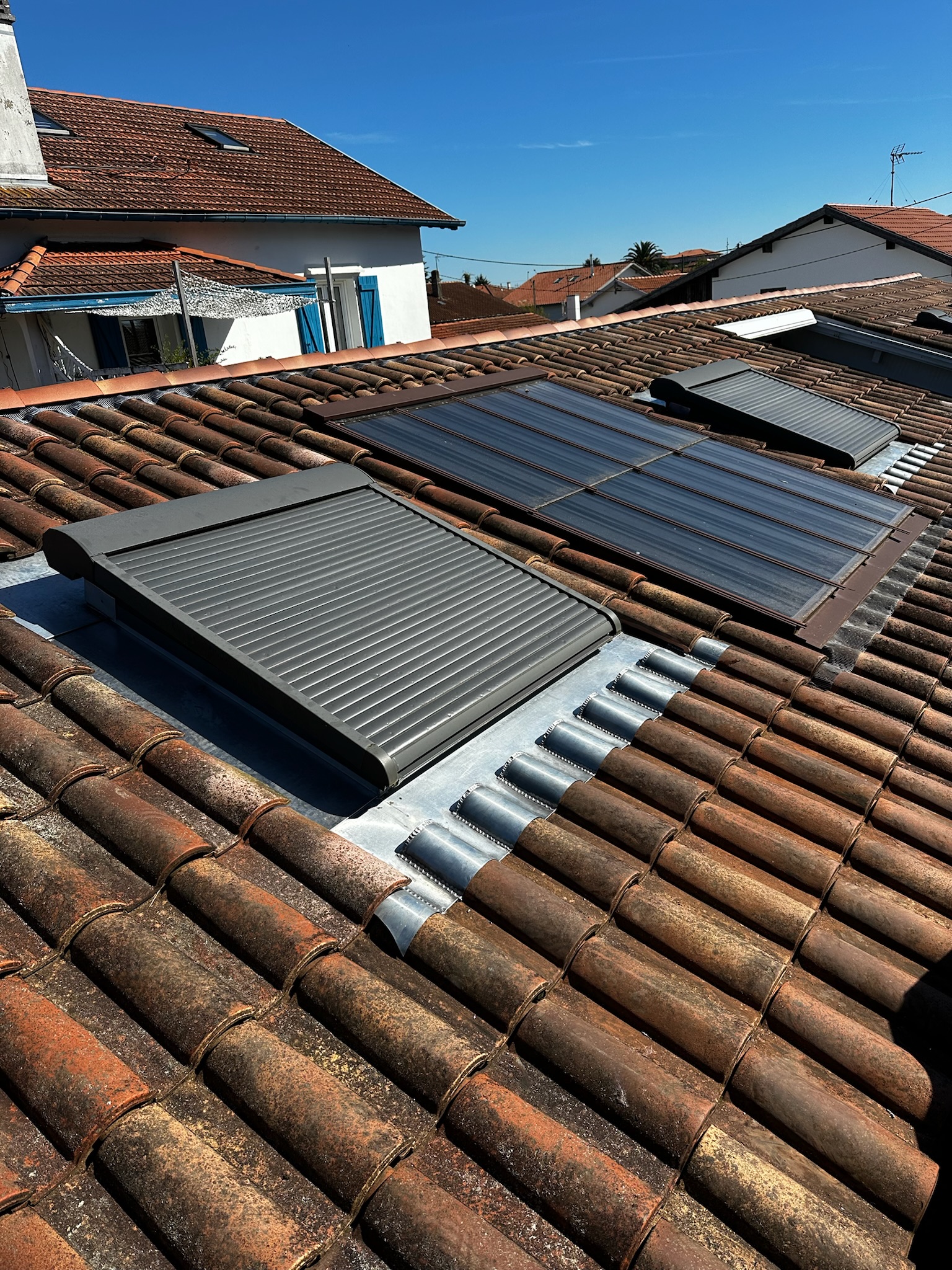 Image d'un encadrement en zingue terminé d'une fenêtre de toit 