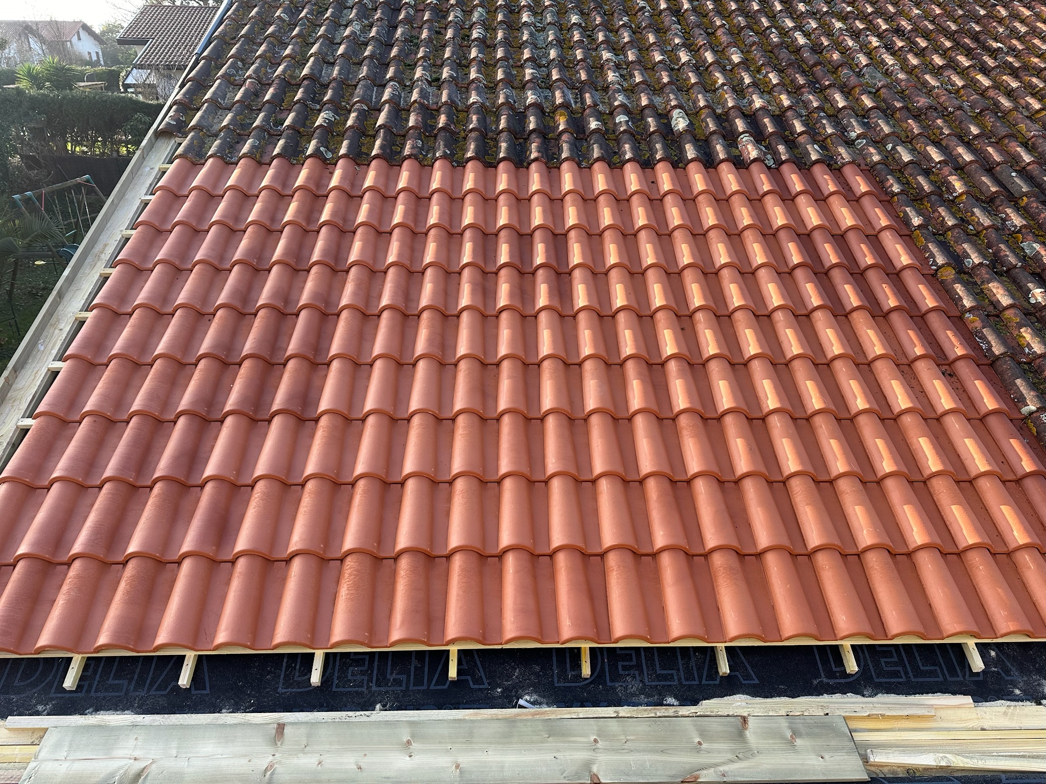 Comparaison d'une toiture en cour de rénovation